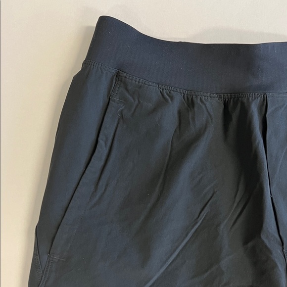 Lululemon In Mind Short 9” Size Small - Picture 5 of 7